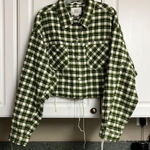 BDG Urban Outfitters
Cropped jacket
Size: M
Color: olive green/White/black.